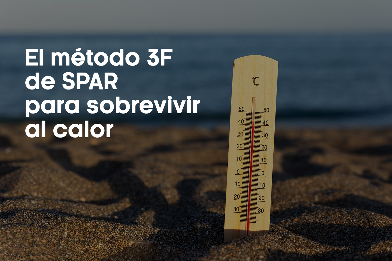 Termómetro marcando una temperatura elevada sobre la arena de una playa, con el mar al fondo y el texto «El método 3F de SPAR para sobrevivir al calor».